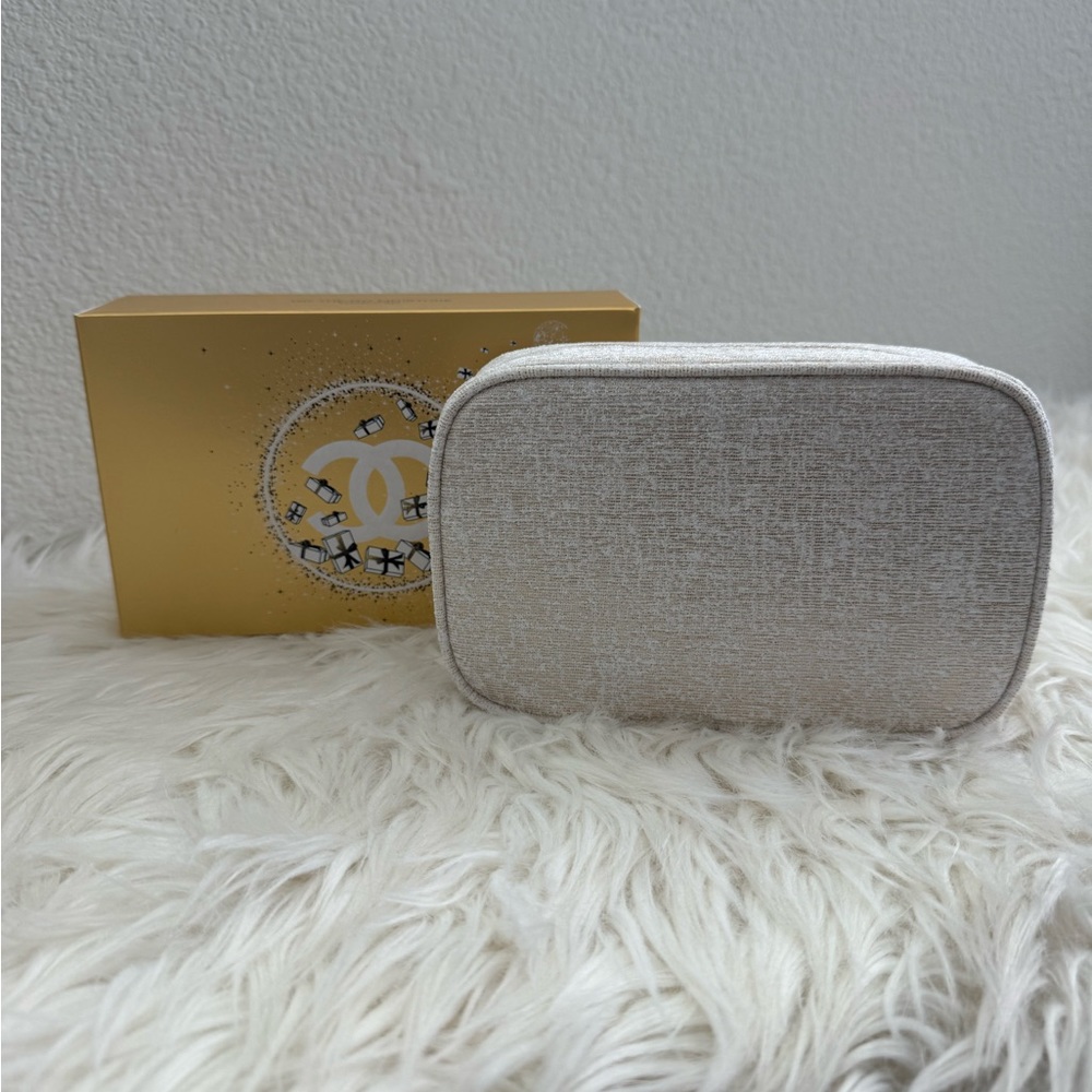CHANEL 2023 Holiday Cosmetic Bag - Picture 2 of 6